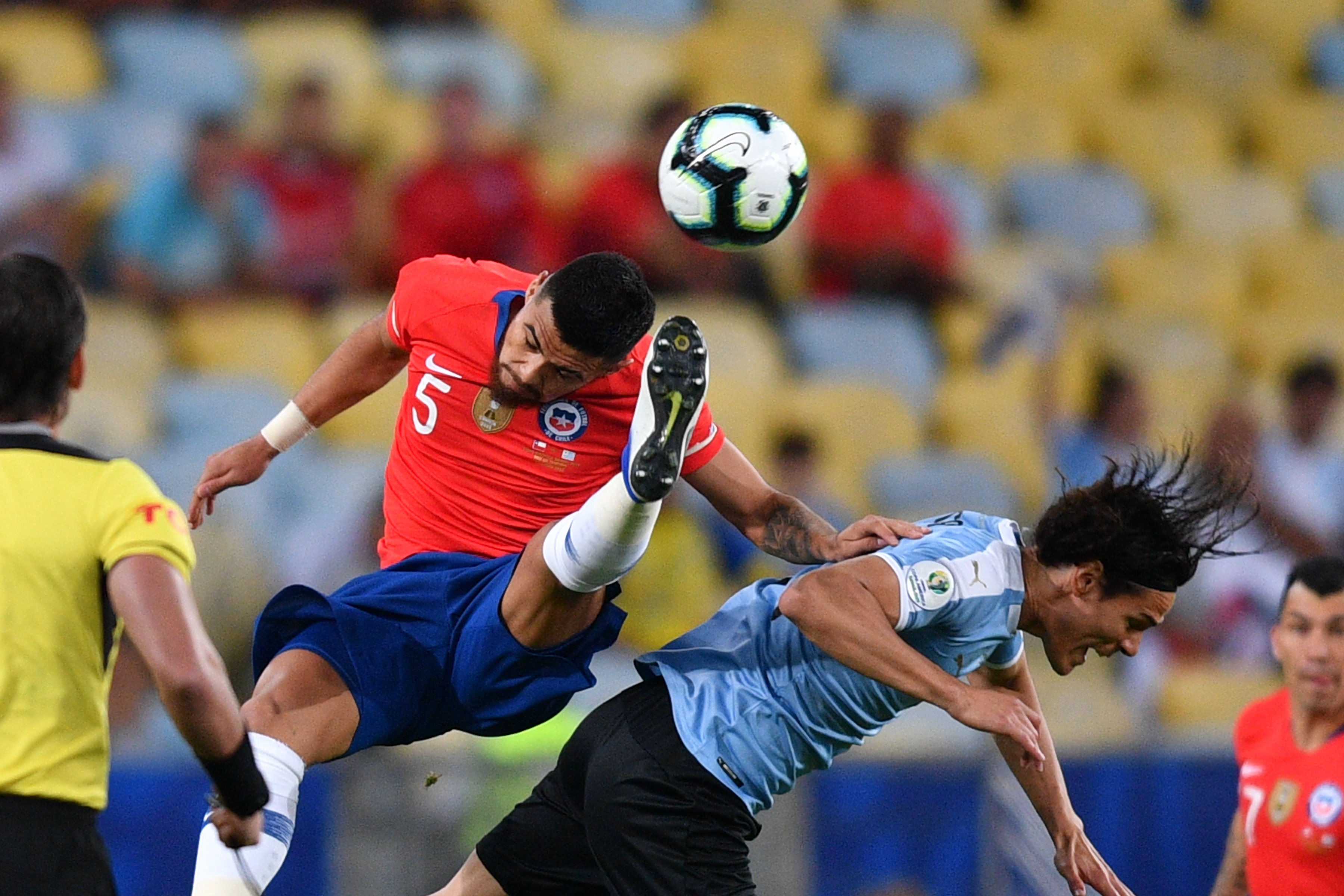 足球比赛场面火爆，球员状态火热表现抢眼